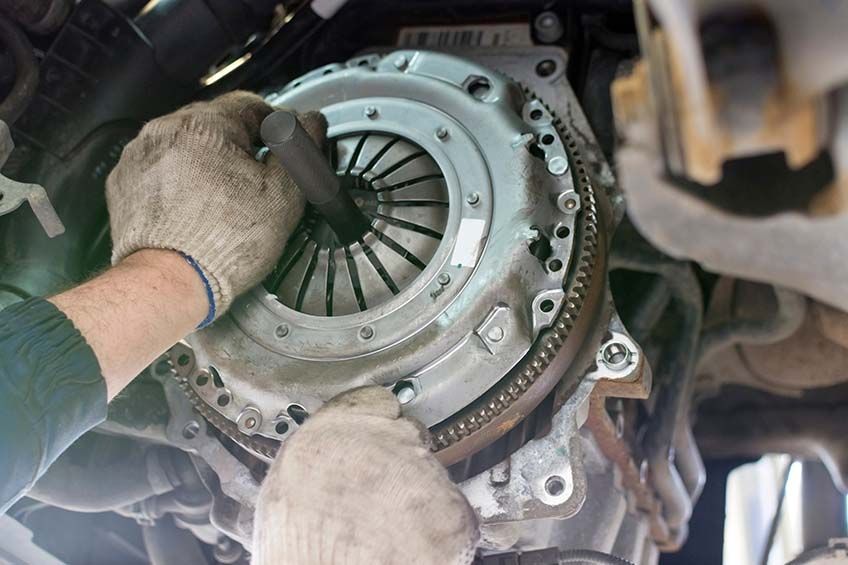 Photo_of_a_clutch_being_changed